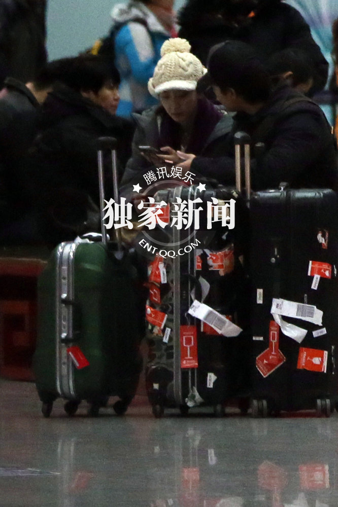 凌瀟肅唐一菲當(dāng)眾親昵 唐一菲忙賣萌撒嬌