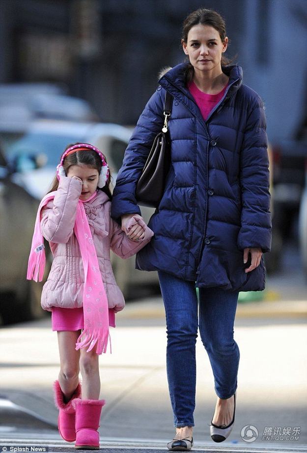 小蘇瑞粉色超短裙出街裸腿過圣誕 前湯嫂貝蒂低調陪伴