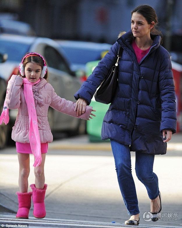 小蘇瑞粉色超短裙出街裸腿過圣誕 前湯嫂貝蒂低調陪伴