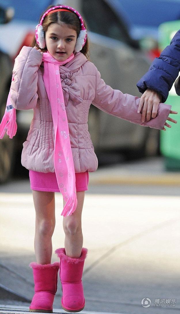 小蘇瑞粉色超短裙出街裸腿過圣誕 前湯嫂貝蒂低調陪伴