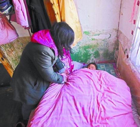 母女倆寒風(fēng)中擺攤賣水果 母女倆寒風(fēng)中擺攤賣水果