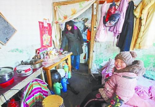 母女倆寒風(fēng)中擺攤賣水果 母女倆寒風(fēng)中擺攤賣水果