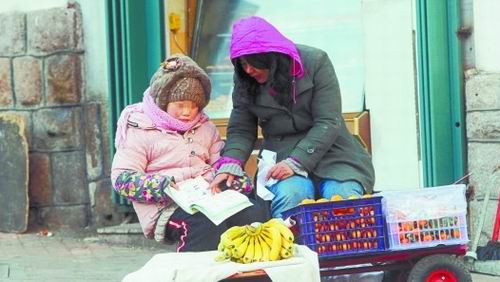 母女倆寒風(fēng)中擺攤賣水果 母女倆寒風(fēng)中擺攤賣水果