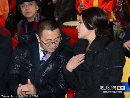 劉曉慶撈金頻與老總貼面熱聊