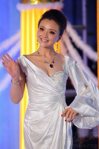 孫茜出席時(shí)尚盛典 藍(lán)色優(yōu)雅羽翼長裙艷壓群芳