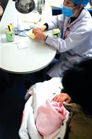 開(kāi)車(chē)靠邊站給嬰兒讓出救命路