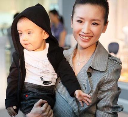 揭內地玉女董潔12年浮沉：首次登銀幕穿內褲亮相