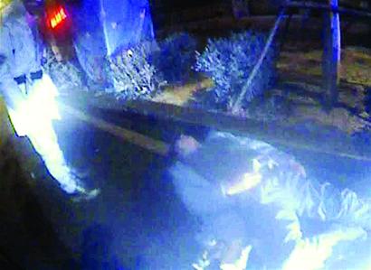 男子喝大雪夜馬路邊呼呼睡 男子喝大雪夜馬路邊呼呼睡