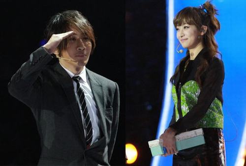 劉謙搭宋茜變魔術(shù)臺上大膽索吻 聞唇印引宋茜露尷尬笑容