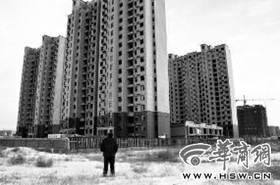 寒風(fēng)中，姜?jiǎng)P喜望著已經(jīng)封頂?shù)男^(qū)心里很失落