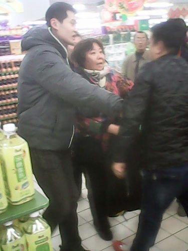 李村華潤萬家顧客因排隊斗毆 超市:去外面打