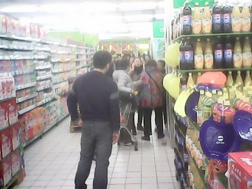 李村華潤萬家顧客因排隊斗毆 超市:去外面打