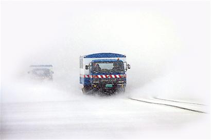 雪阻高速機(jī)場車站青島交通告急 28條高速路關(guān)閉