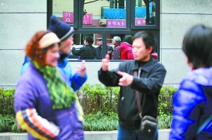 聾啞人兩口子（右紫色冬衣和右二）與親友在一起用手語交流。重慶晨報記者黃宇實習生蘇思攝