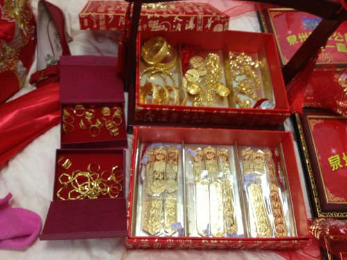 福建萬利集團(tuán)老總嫁女 嫁妝數(shù)億擺席8天(組圖)