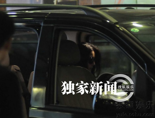 范冰冰坐豪車(chē)離去