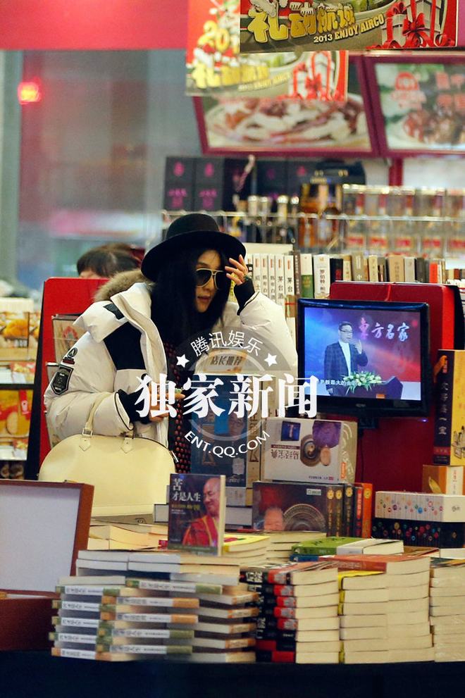 范冰冰機(jī)場吃冰棍似“雪人” 雙唇輕抿顯嬌羞