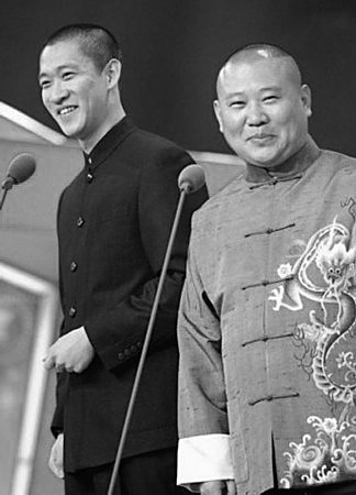 央視蛇年春晚語(yǔ)言類(lèi)節(jié)目終審，郭德綱意外亮相。大家驚訝之余，開(kāi)始關(guān)心他是否會(huì)與徒弟曹云金同臺(tái)。而根據(jù)知情人士透露，郭德綱和曹云金的春晚節(jié)目均已通過(guò)審查。