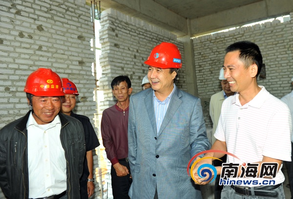 　　1月1日下午，在江林村，羅保銘走進(jìn)村民林廷文正在建設(shè)的新家。(南海網(wǎng)記者秦彥攝)