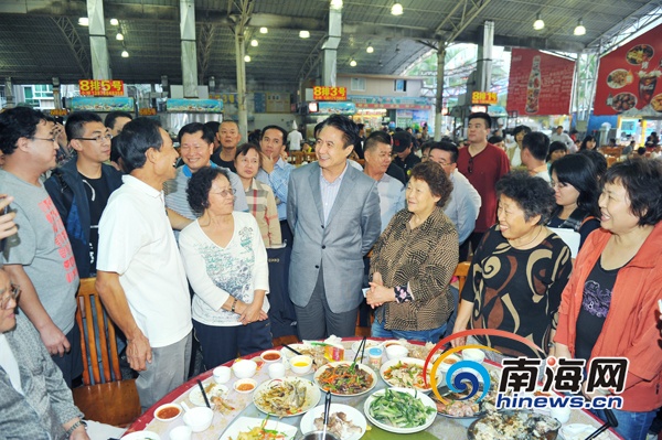 1月1日傍晚，羅保銘乘坐出租車到春園海鮮廣場。走進(jìn)熙熙攘攘的海鮮排擋，羅保銘主動和正在用餐的客人攀談。(南海網(wǎng)記者秦彥攝)