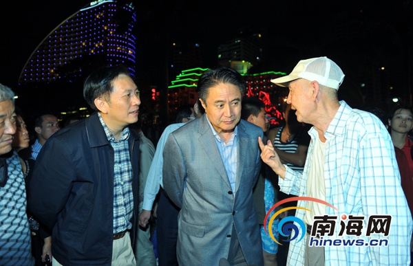 　　1月1日晚上7點(diǎn)多，三亞灣海月廣場，在節(jié)奏歡快的音樂聲中，大量市民和游客聚集在這里載歌載舞。羅保銘走進(jìn)人群中和大家聊家常，虛心聽取大家的建議，甚至是批評。(南海網(wǎng)記者秦彥攝)