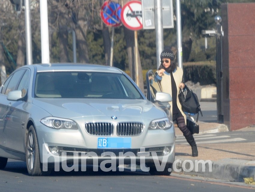 董潔離婚后避居大連 開豪車接送愛子