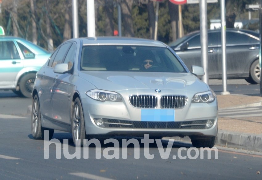 董潔離婚后避居大連 開豪車接送愛子