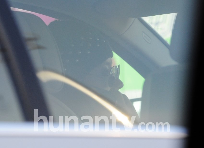 董潔離婚后避居大連 開豪車接送愛子