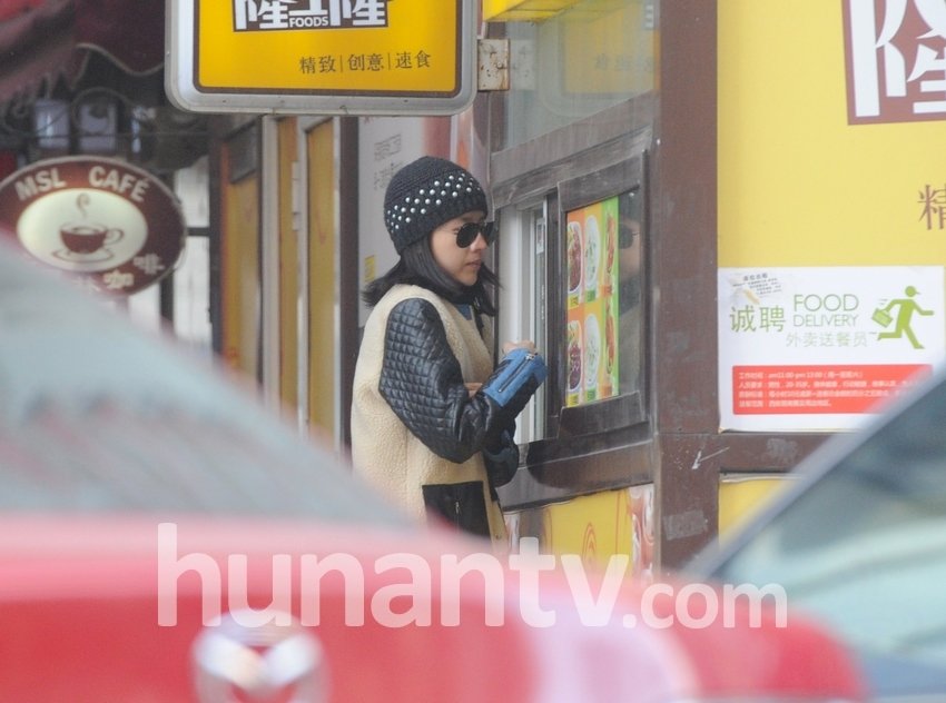 董潔離婚后避居大連 開(kāi)豪車接送愛(ài)子