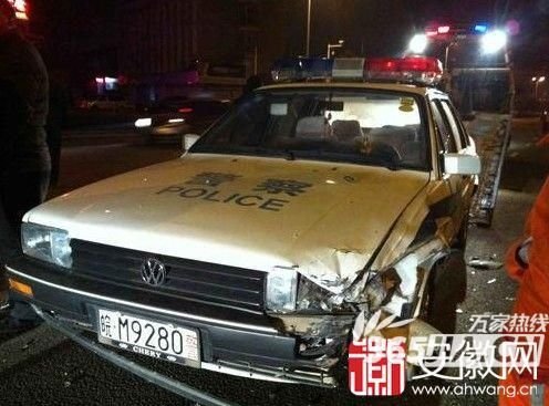 滁州12歲男孩偷開(kāi)警車(chē)逆行撞上寶馬