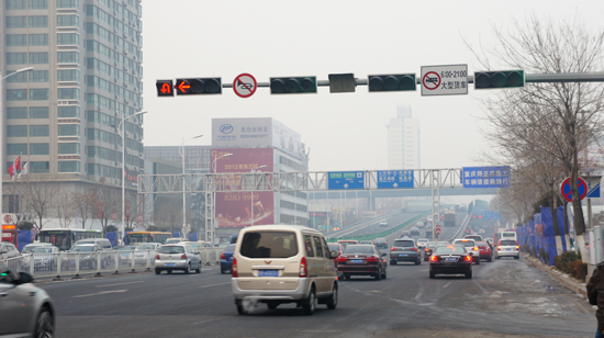 司機(jī)吐槽:信號(hào)燈都不規(guī)范 '被'闖黃燈算誰(shuí)錯(cuò)