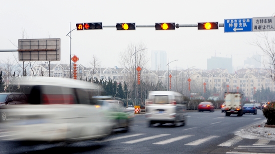 司機(jī)吐槽:信號(hào)燈都不規(guī)范 '被'闖黃燈算誰(shuí)錯(cuò)