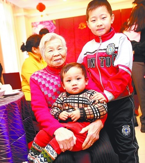 青島大家庭43口四世同堂 最年長者91歲 青島大家庭43口四世同堂 最年長者91歲