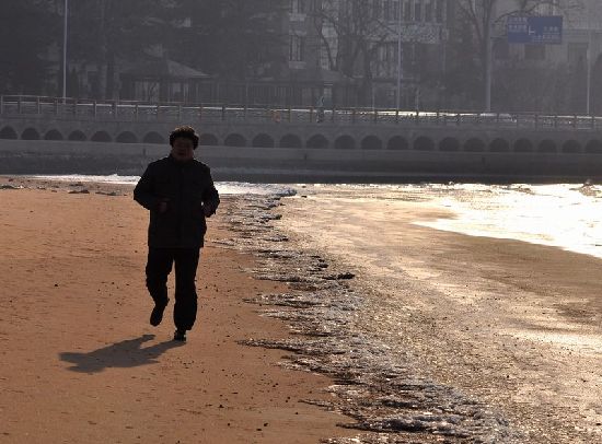 前海一線海水結冰 極寒天難擋冬游健將