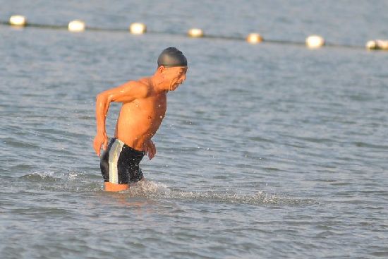 前海一線海水結(jié)冰 極寒天難擋冬游健將