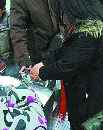 新浪微博 @靳玉峰：地鐵站里的直飲水機本來是給乘客提供飲用的，但有些人全然不顧溫馨提示標簽上“禁止洗漱”的文字。別人在喝水，她在洗手。還是夫妻檔，譴責這樣的行為！