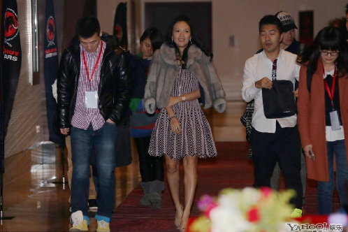 章子怡穿華麗皮草出席慈善活動(dòng) 見熟人眉飛色舞