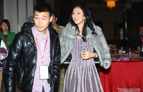 章子怡穿華麗皮草出席慈善活動(dòng) 見熟人眉飛色舞