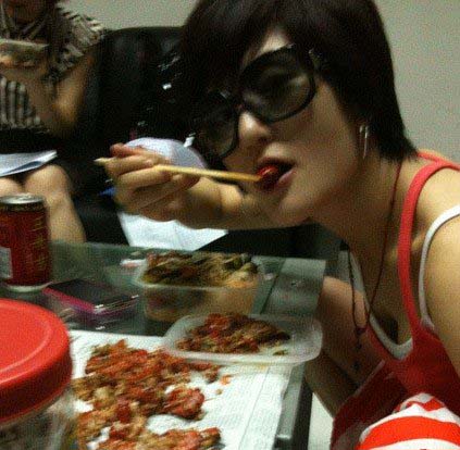 謝娜罕見大學宿舍寢室私照曝光 清純甜美判若兩人