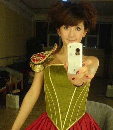 謝娜罕見大學宿舍寢室私照曝光 清純甜美判若兩人