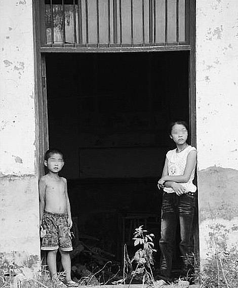 周飛龍遇害后，妻子改嫁，留下一對(duì)年幼的兒女。