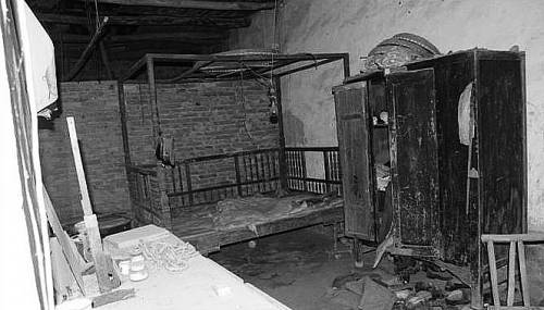 周飛龍的家一貧如洗。周來(lái)鳳供圖