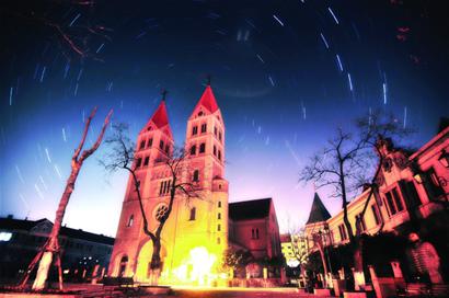 流星雨浪漫劃過青島上空 流星雨浪漫劃過青島上空