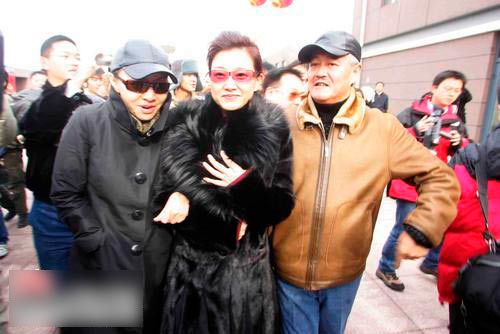 宋祖英自曝和老公一見鐘情 與趙本山秘照曝光