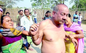 印度阿薩姆國(guó)大黨一名領(lǐng)導(dǎo)人3日凌晨性侵犯一名女性，遭村民圍毆，繼而移交警方。自去年年底一起惡性輪奸案震驚全國(guó)以來(lái)，印度民眾和政府對(duì)性侵女性愈加不能容忍。