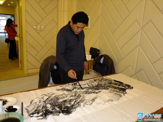 青島兩會#市政協(xié)十二屆二次會議舉行書畫筆會，圖為筆會現(xiàn)場