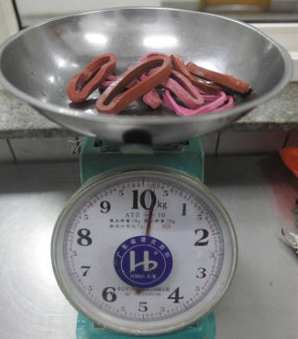 一公斤螃蟹摘下近250克皮筋 蒸煮會揮發(fā)毒性