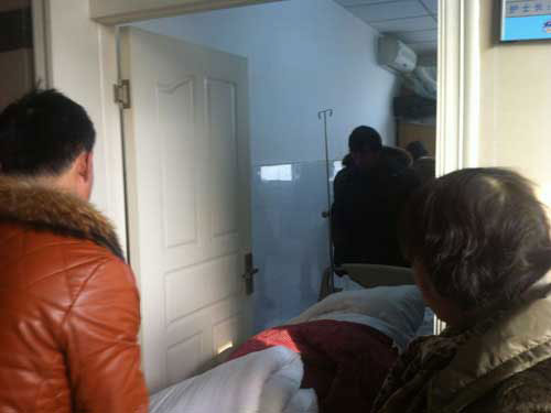 袁厲害轉(zhuǎn)床，消防調(diào)查無功而返。央視網(wǎng)記者王在華攝