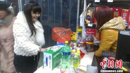 圖為因店內(nèi)飲用水售一空，一邯鄲市民只能采購牛奶和蘇打水　馬繼前　攝