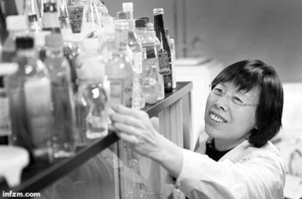 在2000萬(wàn)人口的北京，像趙飛虹夫婦這樣深諳自來(lái)水、純凈水、礦泉水秘密的人并不多見。